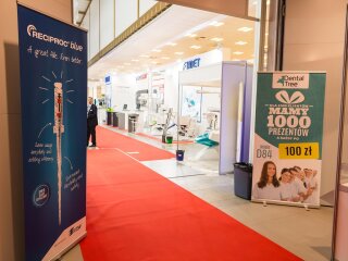 ekspozycja roll-upu na terenie targów.jpg